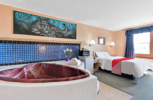 Quad Cities Hotel | Casa Loma Inn & Suites by OYO Davenport IA near I-80
