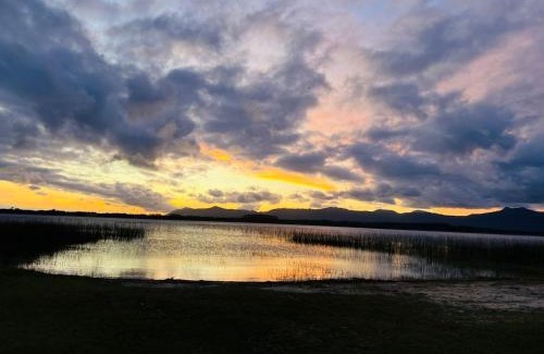 Osorio House | Casa na lagoa do Palmital com acesso à lagoa na propriedade e localizada apenas a 13 km da praia de Atlântida Sul e do Centro de Osório Lugar com Natureza-Wi-Fi 1 cama de casal e um beliche 2 solteiros