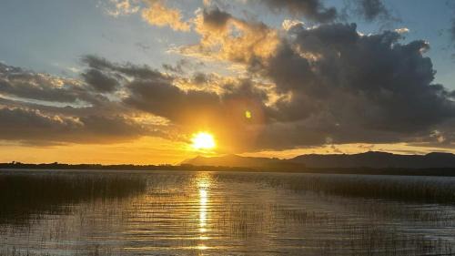 Osorio House | Casa na lagoa do Palmital com acesso à lagoa na propriedade e localizada apenas a 13 km da praia de Atlântida Sul e do Centro de Osório Lugar com Natureza-Wi-Fi 1 cama de casal e um beliche 2 solteiros