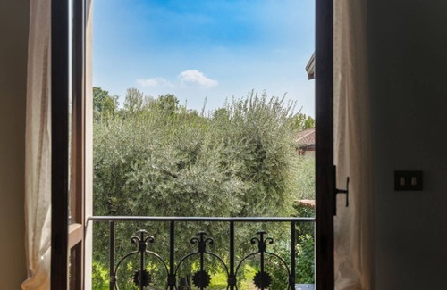 Padenghe sul Garda House | Casa Nora - large apartment in an ancient courtyard