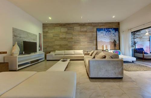 Porto das Dunas House | Casa Oasis with Sauna, Hot Tub & Pool by Carpediem