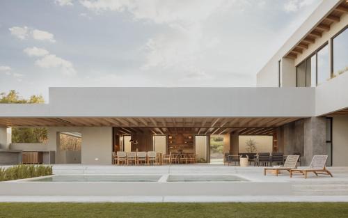 Tepeji del Rio Villa | Casa Pirules. Moderna y comoda casa con alberca caliente en club de golf!