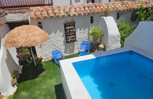Benadalid House | Casa rural El Patio con chimenea, barbacoa, piscina, patios exteriores para sus mascotas de manera gratuita