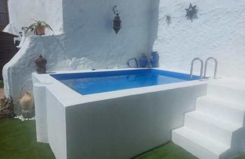 Benadalid House | Casa rural El Patio con chimenea, barbacoa, piscina, patios exteriores para sus mascotas de manera gratuita