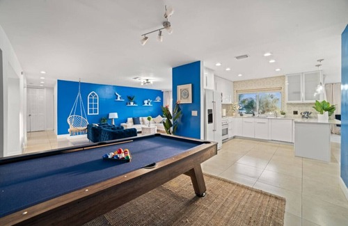 Ojus Villa | Casa Santorini | Waterfront | Pool | Kayaks |Beach