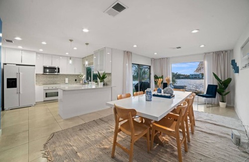 Ojus Villa | Casa Santorini | Waterfront | Pool | Kayaks |Beach