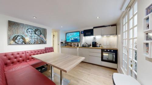 Saint-Germain-des-Pres Apartment | Casa Volpe