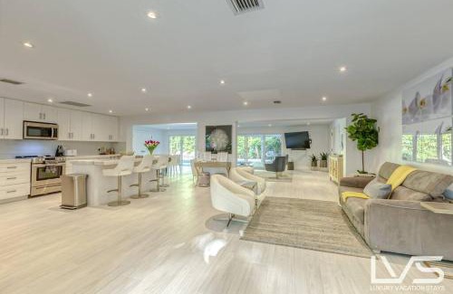 Harbour Inlet House | Cascada-Luxe Resort Heated Pool HotTub Wlk 2 Beach