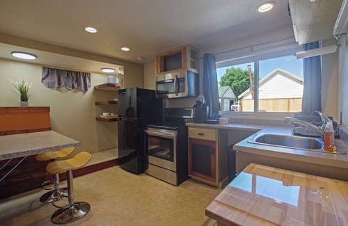 Cle Elum Apartment | Cascade Getaway - Heart of Cle Elum - Full Kitchen, Private Patio & Pet Friendly