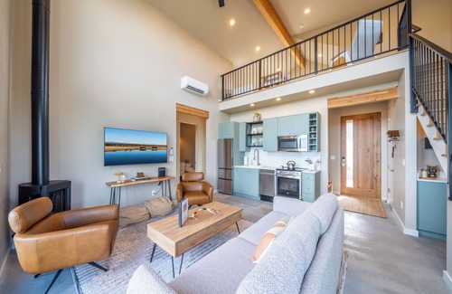Powell Butte House | Cascade Vista │Golf Cart + E-bikes I Sleeps 4+ 2 kids I Hot Tub