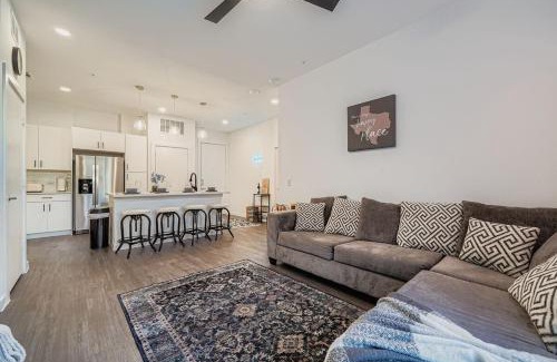 McNeil Apartment | Casita Lonestar - Pool Views & Fast Wi-Fi