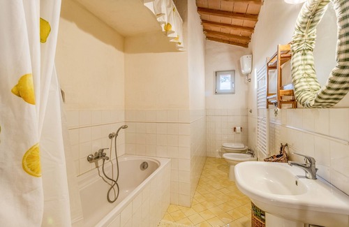 Montorsaio Villa | Casolare Clara with a beautiful Bio-Lake