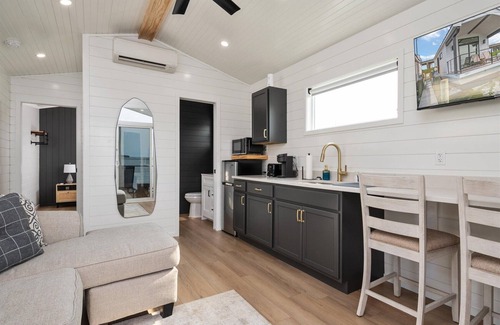 Grasonville Boat Rental | Cass-N-Reel Luxury Houseboat