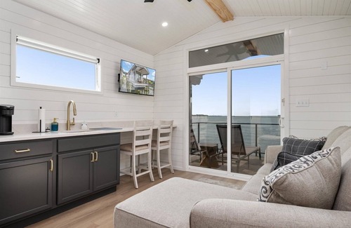 Grasonville Boat Rental | Cass-N-Reel Luxury Houseboat