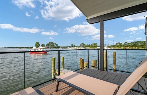 Grasonville Boat Rental | Cass-N-Reel Luxury Houseboat