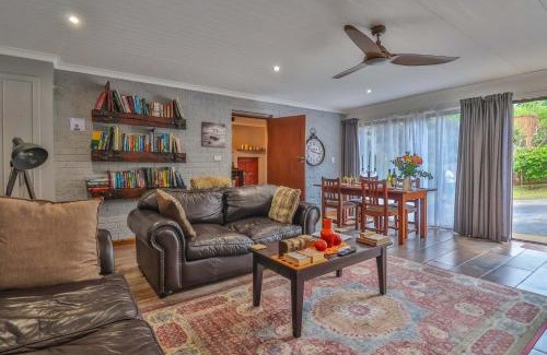 Assagay Ski Chalet | CASTLE COTTAGE Self catering fully equipped homely 120sqm double story king bed cottage in a lush green neighborhood