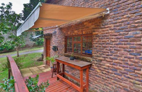 Assagay Ski Chalet | CASTLE COTTAGE Self catering fully equipped homely 120sqm double story king bed cottage in a lush green neighborhood