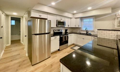 Joslyn Castle Apartment | Cathedral 7-New & Modern near UNMC