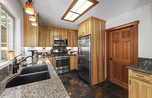 Cazadero Cabin | Caz-A-Verde ~ Beautiful Spot along well-known cycle route, hot tub, forest