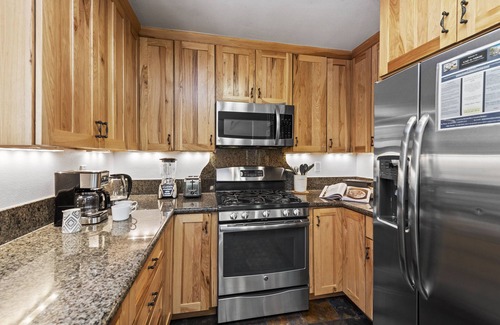 Cazadero Cabin | Caz-A-Verde ~ Beautiful Spot along well-known cycle route, hot tub, forest