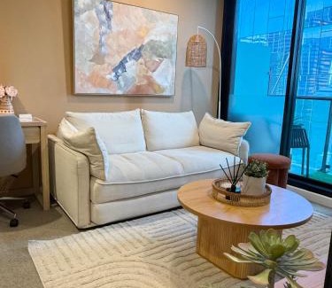 Melbourne Central Business District Apartment | CBD with FREE PARKING 6min walk to Southern Cross Station