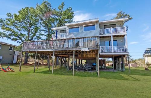 Deep Hole House | Cedar Cove - Waterfront home with Fire pit!
