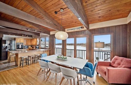 Annandale House | Cedar Lake getaway with sauna - pontoon rental!