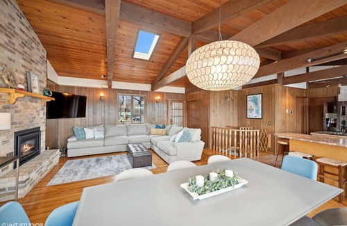 Annandale House | Cedar Lake getaway with sauna - pontoon rental!