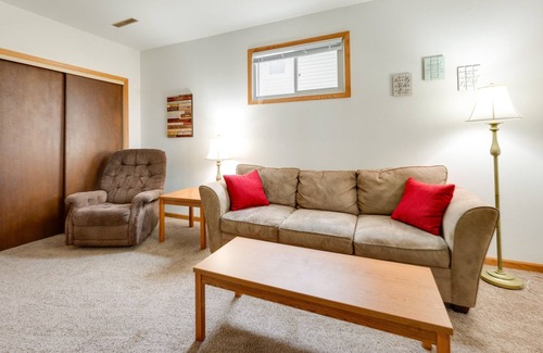 Southwest Area Apartment | Cedar Rapids Vacation Rental: 2 Mi to Downtown!