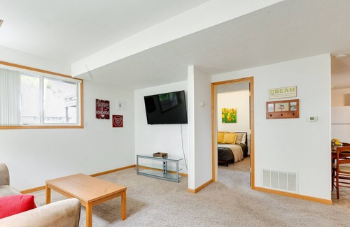 Southwest Area Apartment | Cedar Rapids Vacation Rental: 2 Mi to Downtown!