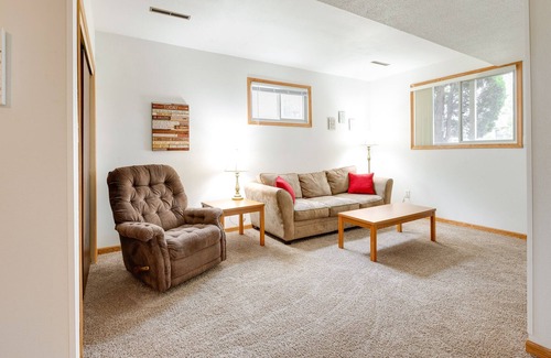 Southwest Area Apartment | Cedar Rapids Vacation Rental: 2 Mi to Downtown!