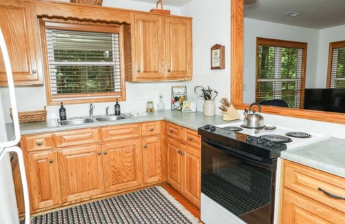 Peters Creek Cottage | Cedar Run Cottage by BMG