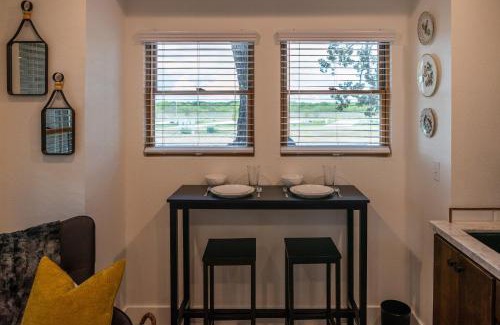 Elm Mott Other | Cedar Waxwing Treehouse15 MIN to MagnoliaBaylor