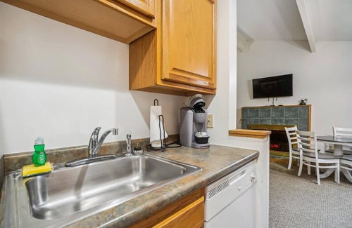 West Bridgewater Hotel | Cedarbrook Deluxe Two Bedroom Suite 1st floor w/outdoor heated pool 19110