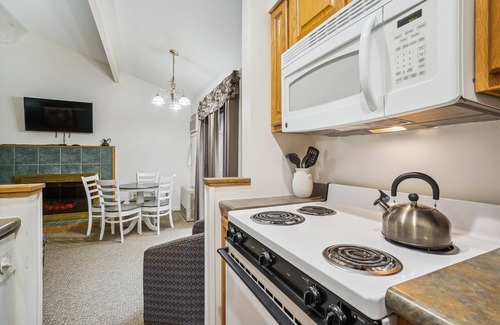 West Bridgewater Hotel | Cedarbrook Deluxe Two Bedroom Suite 1st floor w/outdoor heated pool 19110