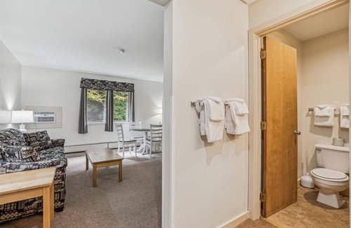 West Bridgewater Hotel | Cedarbrook Junior Suite 11416