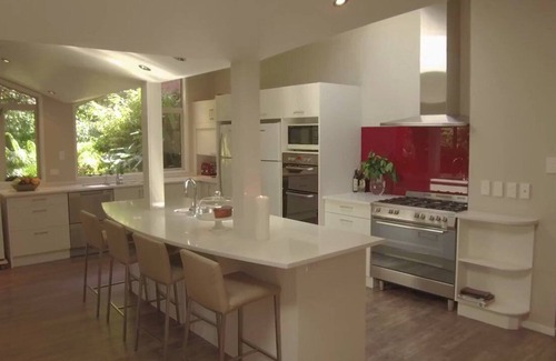 Taupo House | Centennial House Taupo, Boutique Lodge 21 guests, 9 Bedrooms & Amazing Gardens