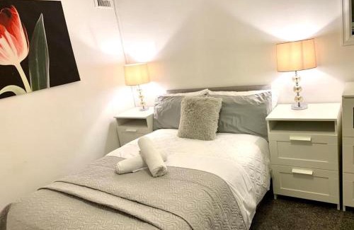 Greenock Apartment | Central 1-Bed Apt Sleeps 4 5 mins to Station