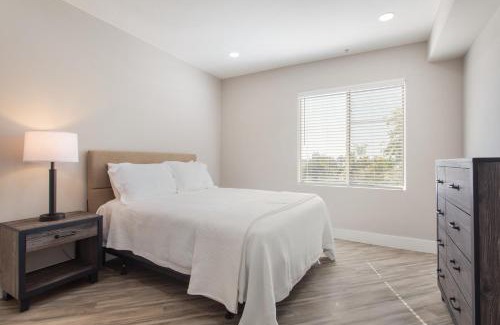 La Brea Hotel | Central 2Bedroom 5 mins To Grove with Pool & Free Parking