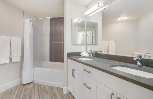 La Brea Hotel | Central 2Bedroom 5 mins To Grove with Pool & Free Parking