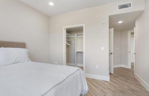 La Brea Hotel | Central 2Bedroom 5 mins To Grove with Pool & Free Parking