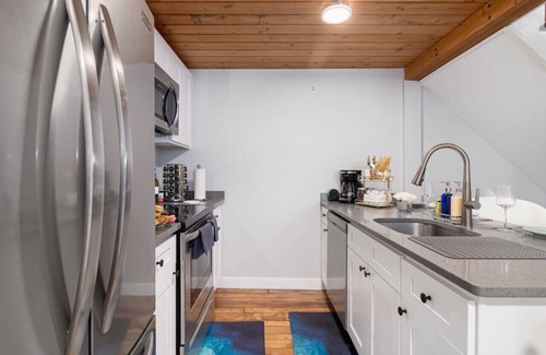 Providence Apartment | Central 2BR Near Brown, Dining, Hospital, Nurses