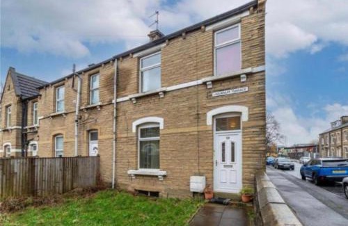 Huddersfield House | Central 3BR Home - Huddersfield Serviced Accomodation - Walk to Station & Town - Business Travellers - Families - Students