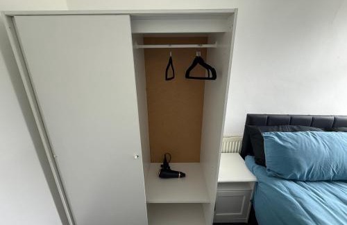 Huddersfield House | Central 3BR Home - Huddersfield Serviced Accomodation - Walk to Station & Town - Business Travellers - Families - Students