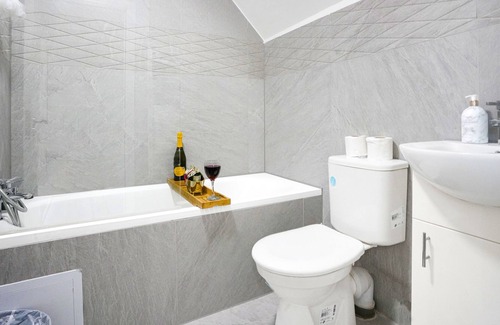 Buckingham Apartment | Central Apt #9 Free Parking + Fast Wifi + SmartTV