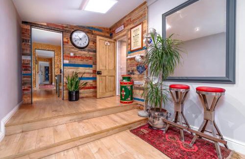 Westbury on Trym Apartment | Central Apt: With Sauna, Garden and Landmark View