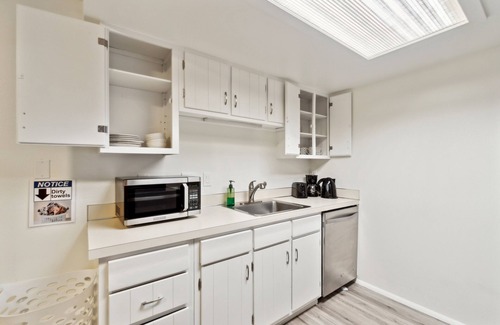 Lake Hills House | Central Bellevue Guesthouse 2 Bedroom Duplex