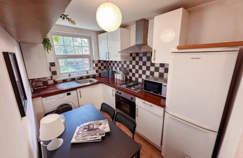 Nunhead Apartment | Central City Oasis - Sleeps 4 Parking Included Contractor Discounts!