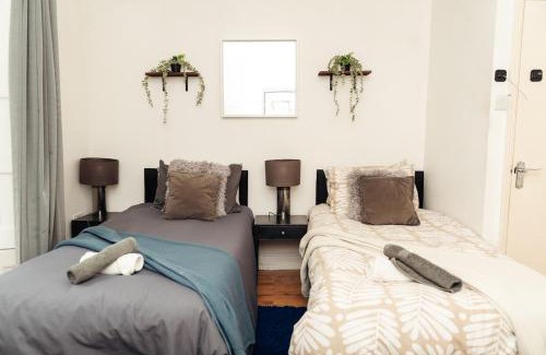 Nunhead Apartment | Central City Oasis - Sleeps 4 Parking Included Contractor Discounts!