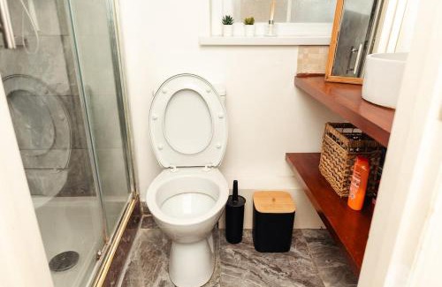 Nunhead Apartment | Central City Oasis - Sleeps 4 Parking Included Contractor Discounts!